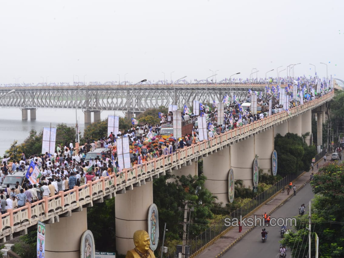 YS Jagan Padayatra On Rajahmundry Bridge Photo Gallery - Sakshi12