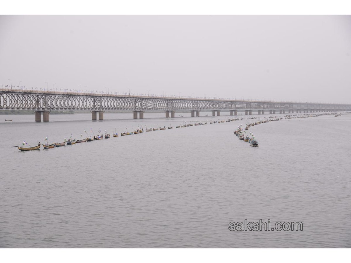 YS Jagan Padayatra On Rajahmundry Bridge Photo Gallery - Sakshi13