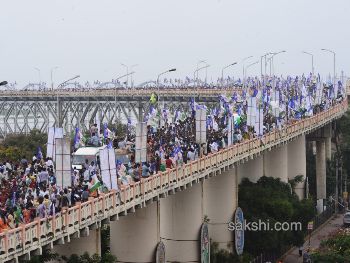 YS Jagan Padayatra On Rajahmundry Bridge Photo Gallery - Sakshi14