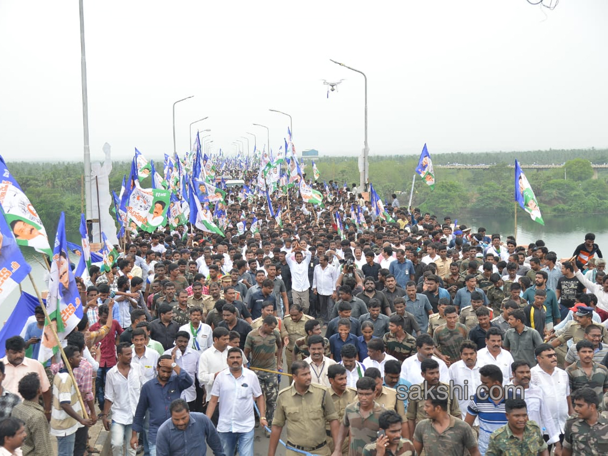 YS Jagan Padayatra On Rajahmundry Bridge Photo Gallery - Sakshi15