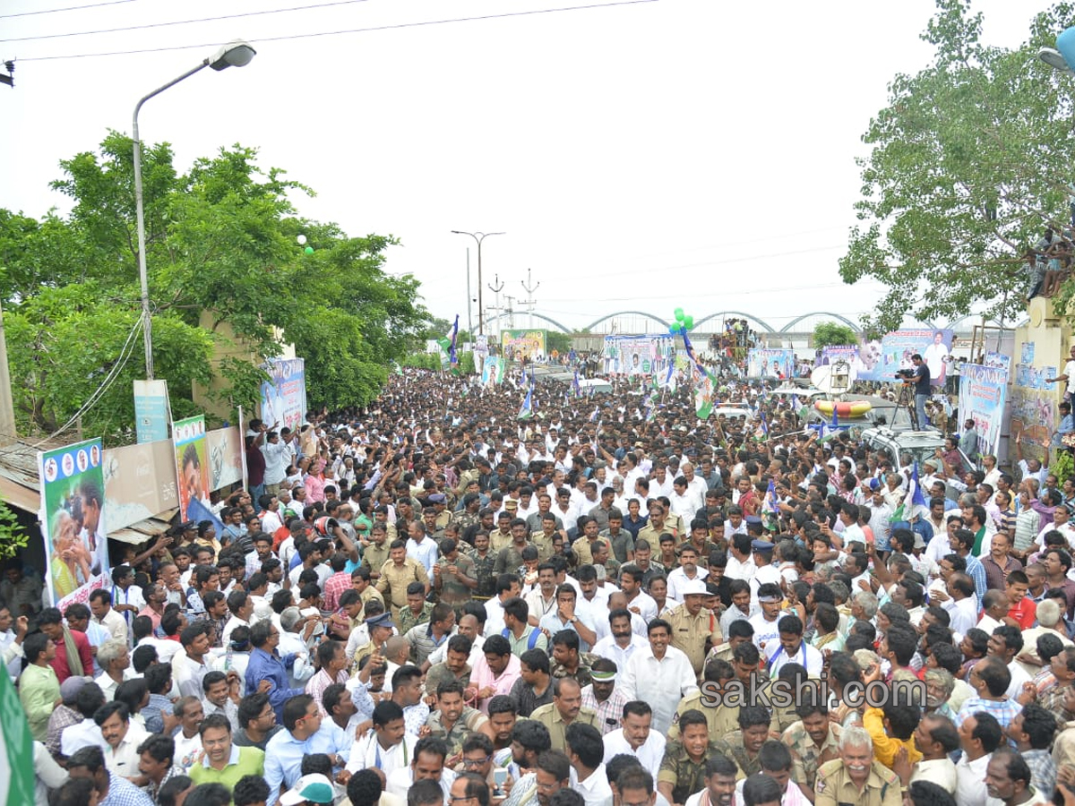 YS Jagan Padayatra On Rajahmundry Bridge Photo Gallery - Sakshi16