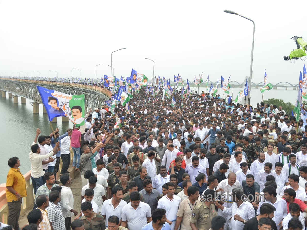 YS Jagan Padayatra On Rajahmundry Bridge Photo Gallery - Sakshi17