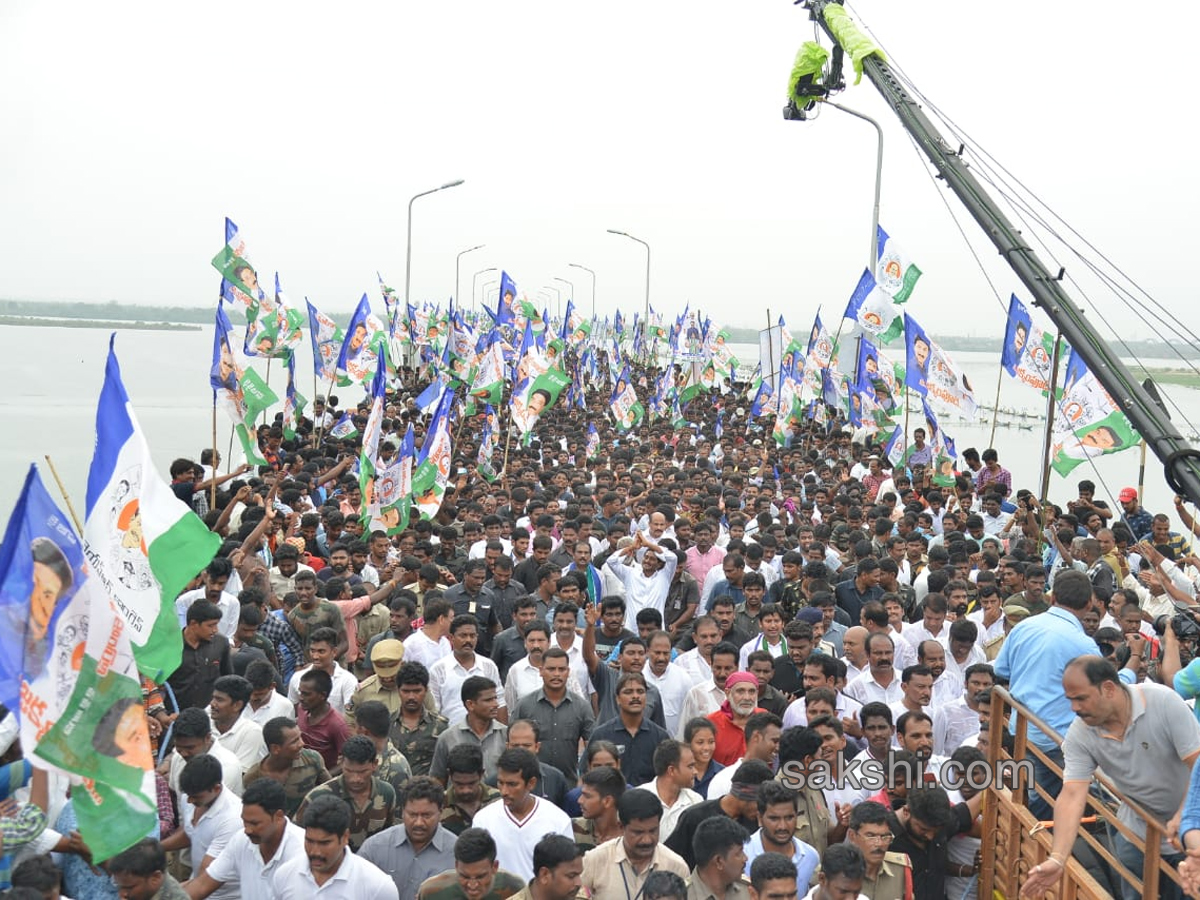 YS Jagan Padayatra On Rajahmundry Bridge Photo Gallery - Sakshi18