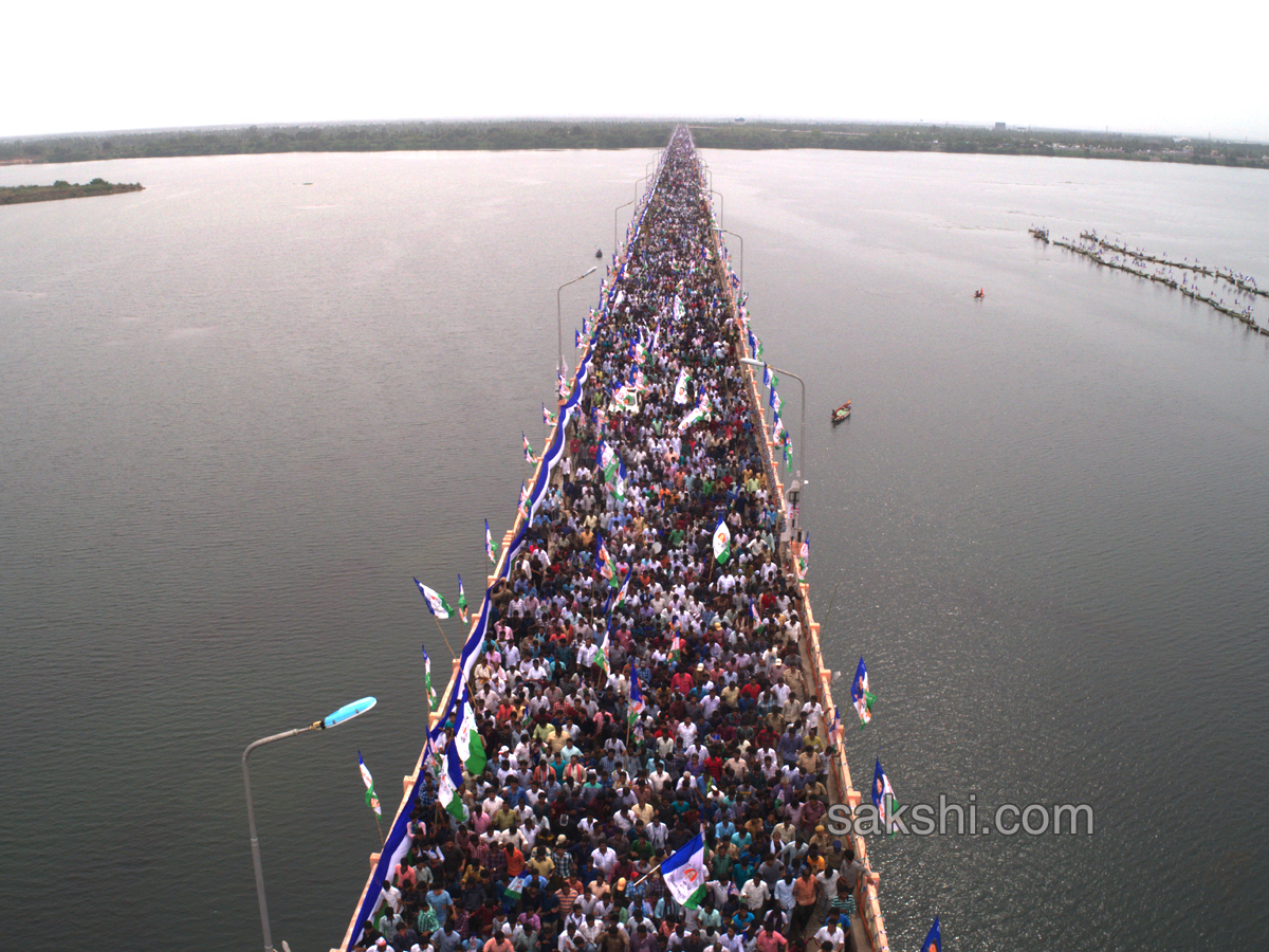 YS Jagan Padayatra On Rajahmundry Bridge Photo Gallery - Sakshi19