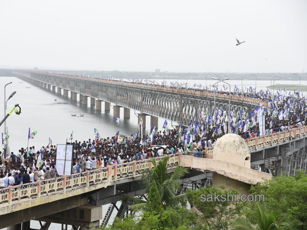 YS Jagan Padayatra On Rajahmundry Bridge Photo Gallery - Sakshi1