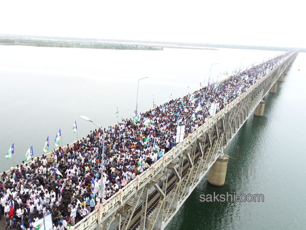 YS Jagan Padayatra On Rajahmundry Bridge Photo Gallery - Sakshi20