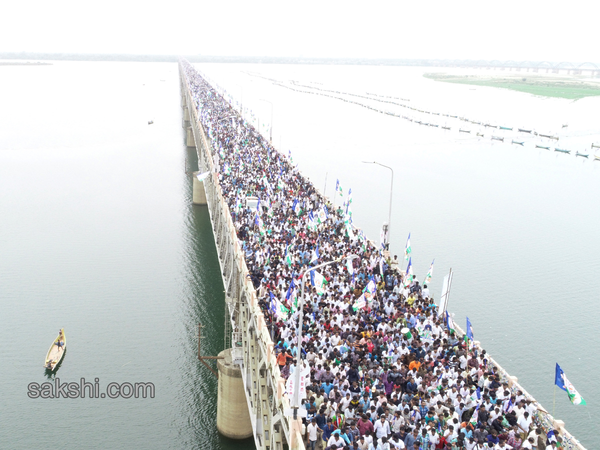 YS Jagan Padayatra On Rajahmundry Bridge Photo Gallery - Sakshi21