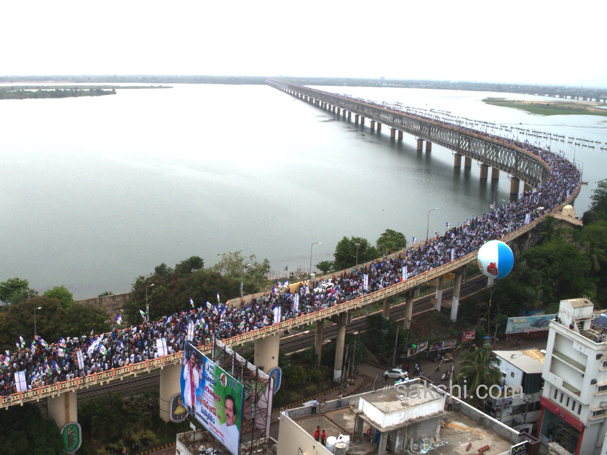 YS Jagan Padayatra On Rajahmundry Bridge Photo Gallery - Sakshi22