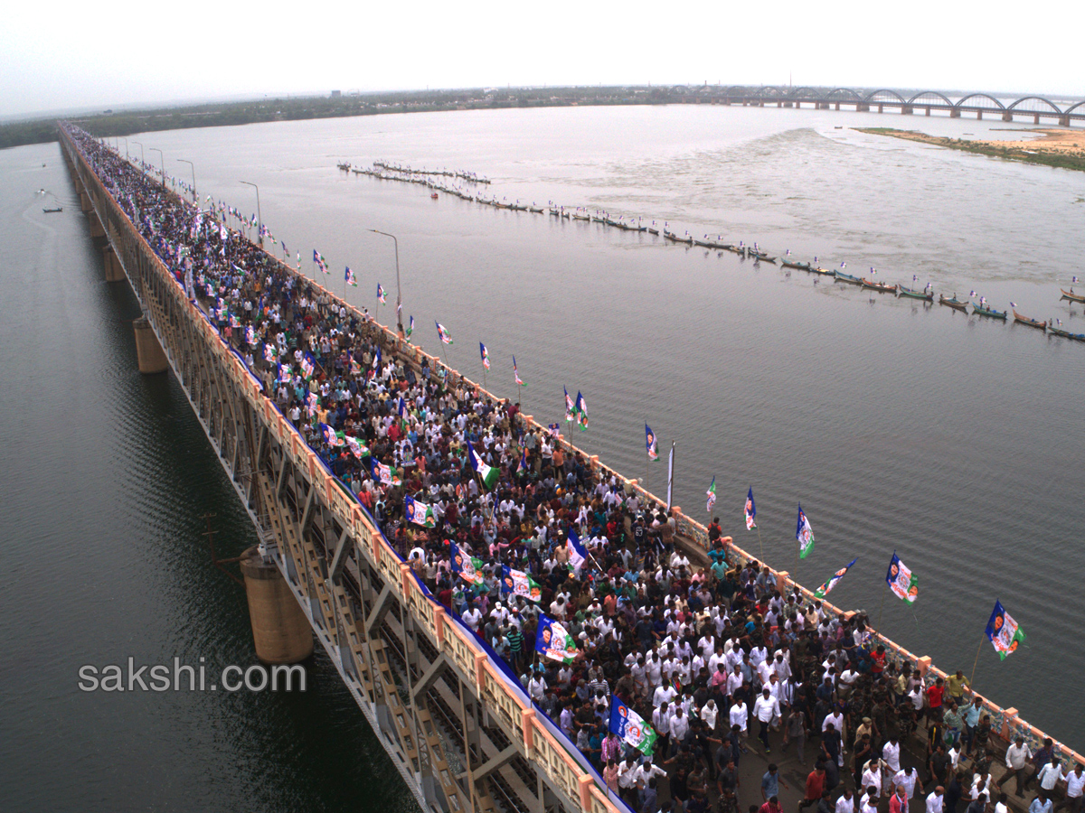 YS Jagan Padayatra On Rajahmundry Bridge Photo Gallery - Sakshi23