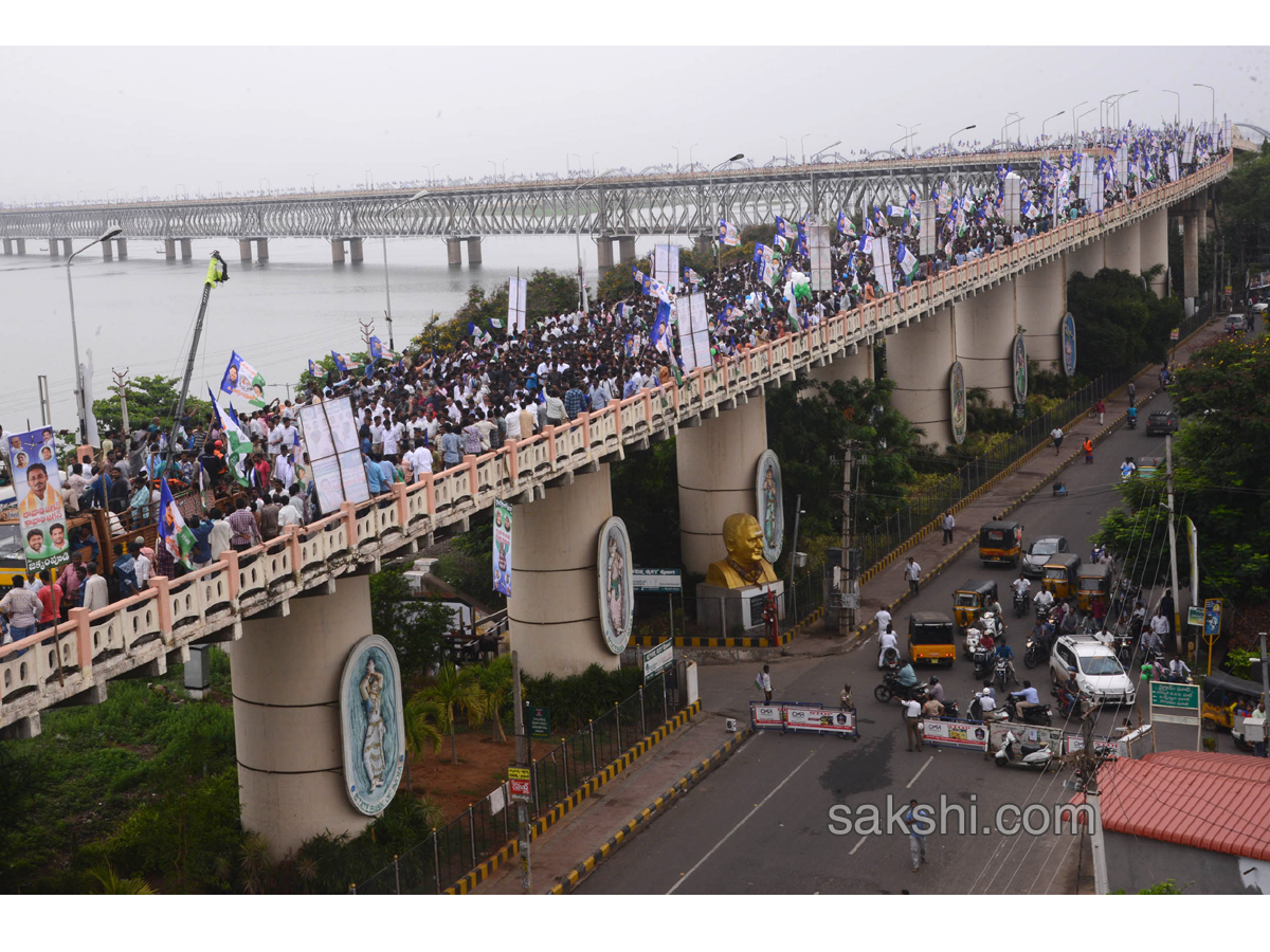 YS Jagan Padayatra On Rajahmundry Bridge Photo Gallery - Sakshi24