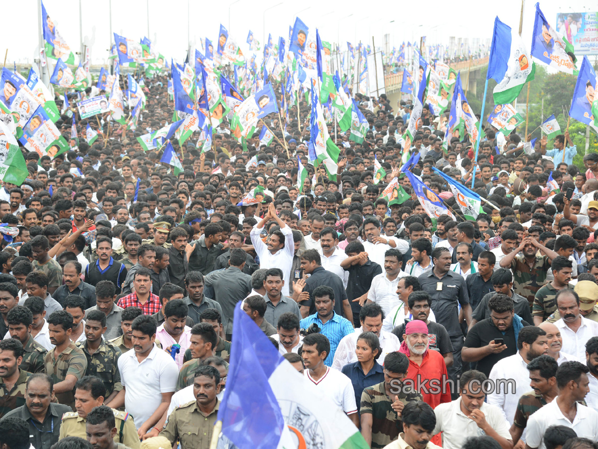 YS Jagan Padayatra On Rajahmundry Bridge Photo Gallery - Sakshi25