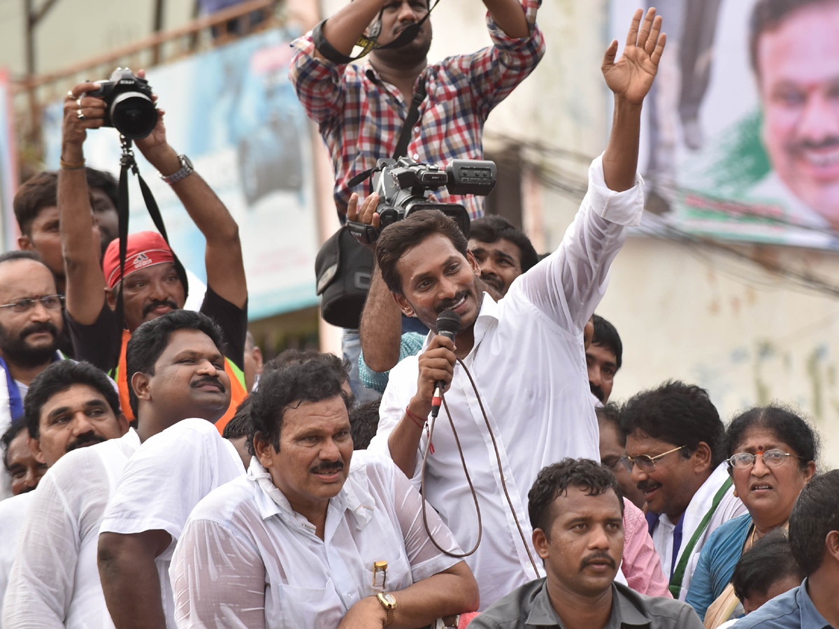 YS Jagan Padayatra On Rajahmundry Bridge Photo Gallery - Sakshi26