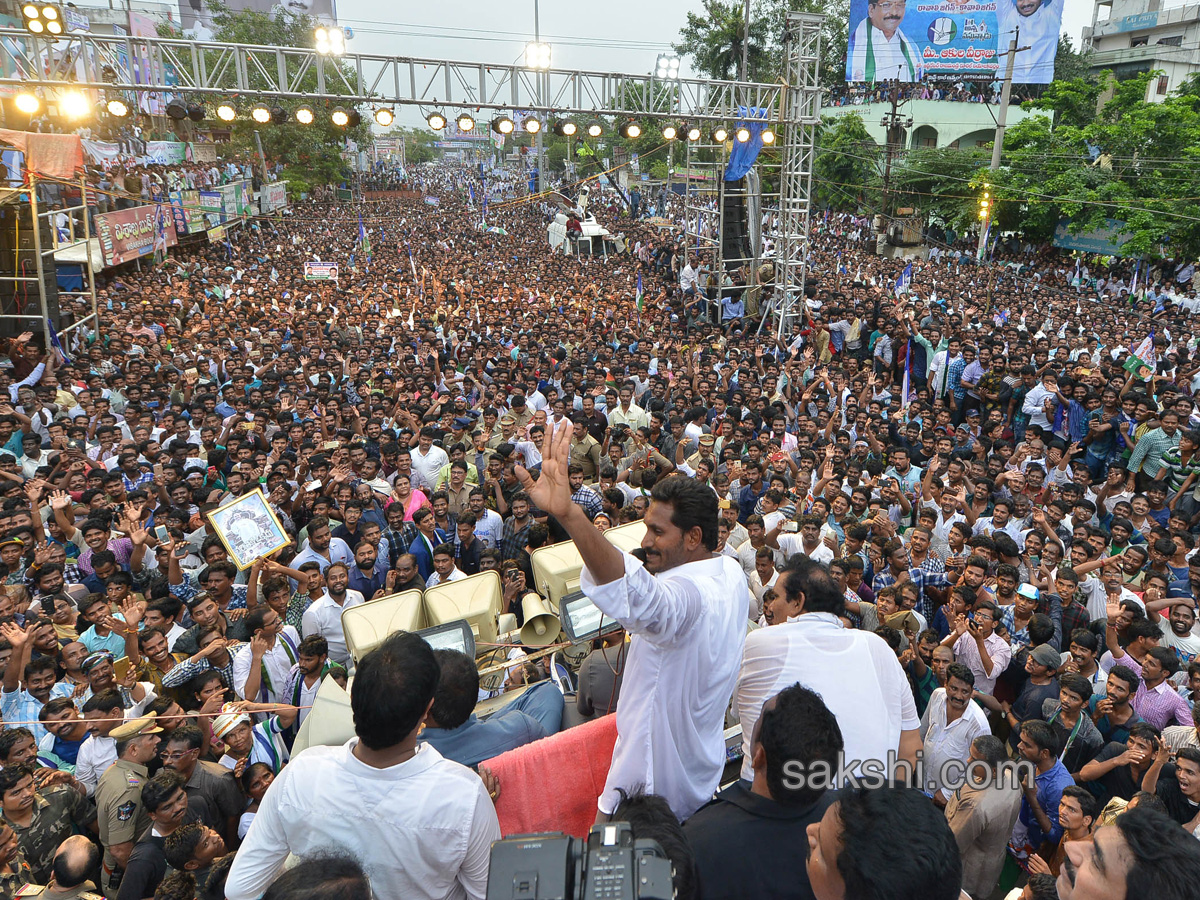 YS Jagan Padayatra On Rajahmundry Bridge Photo Gallery - Sakshi27