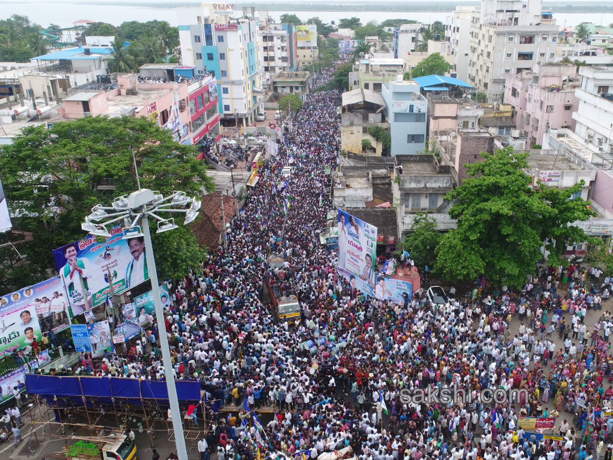 YS Jagan Padayatra On Rajahmundry Bridge Photo Gallery - Sakshi28