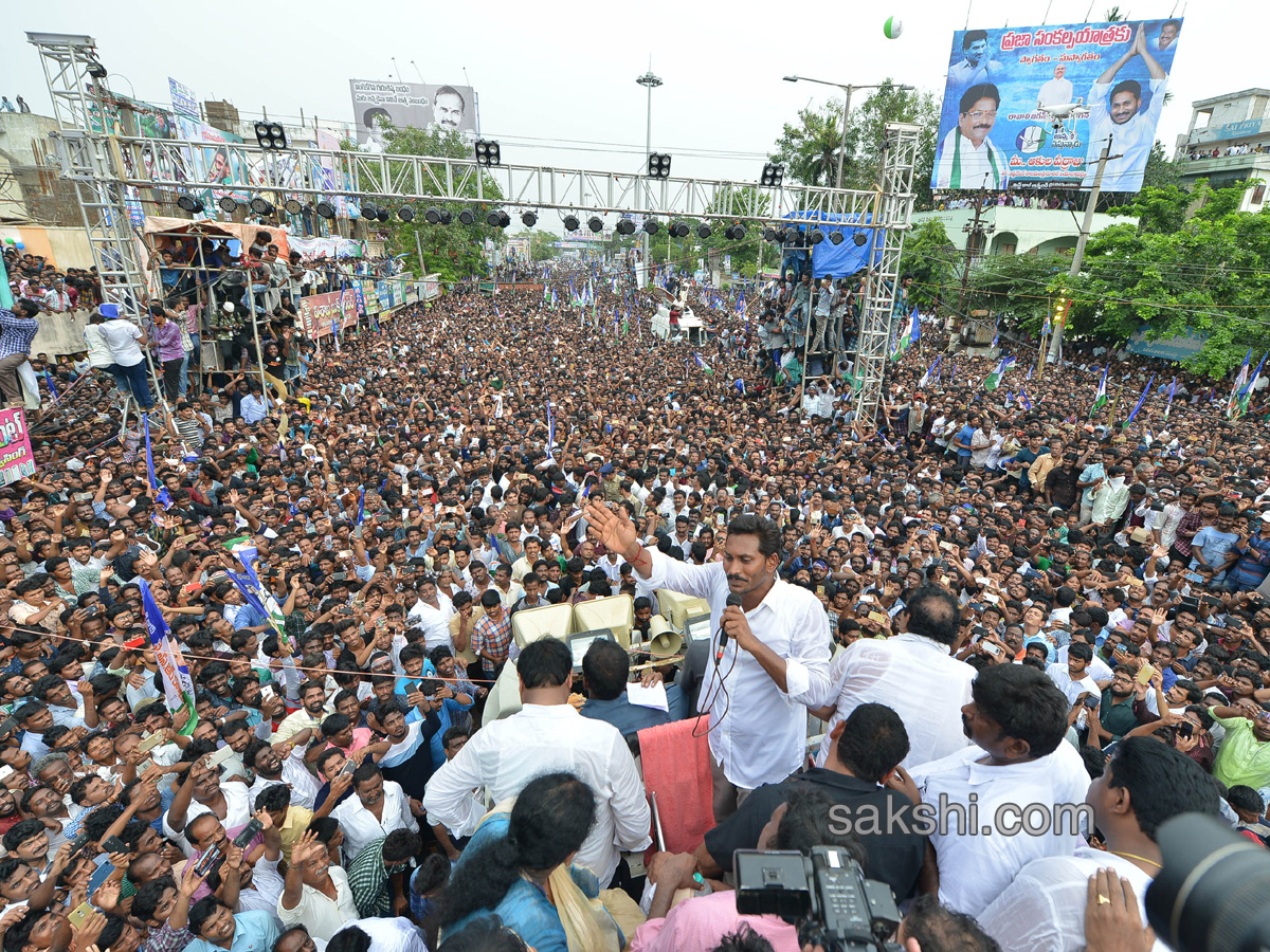 YS Jagan Padayatra On Rajahmundry Bridge Photo Gallery - Sakshi31