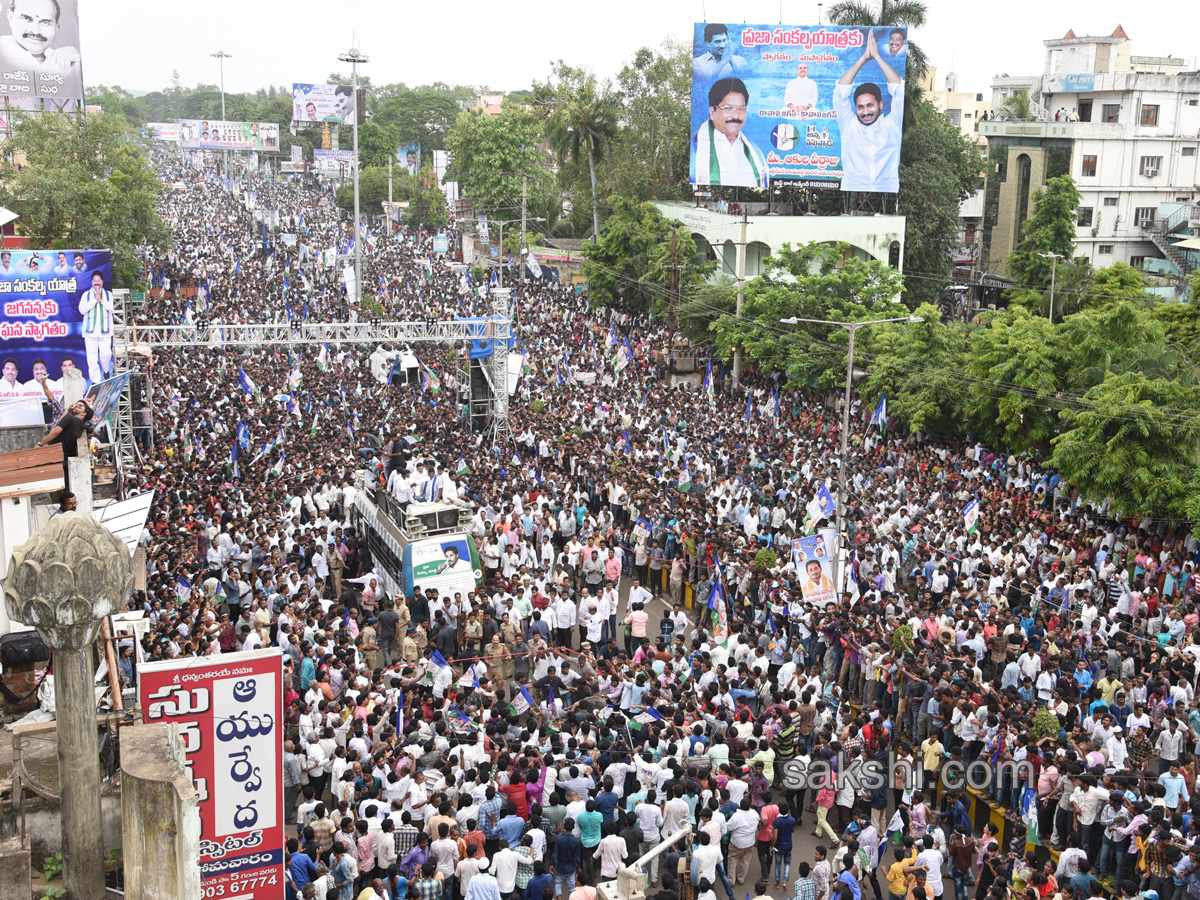 YS Jagan Padayatra On Rajahmundry Bridge Photo Gallery - Sakshi33