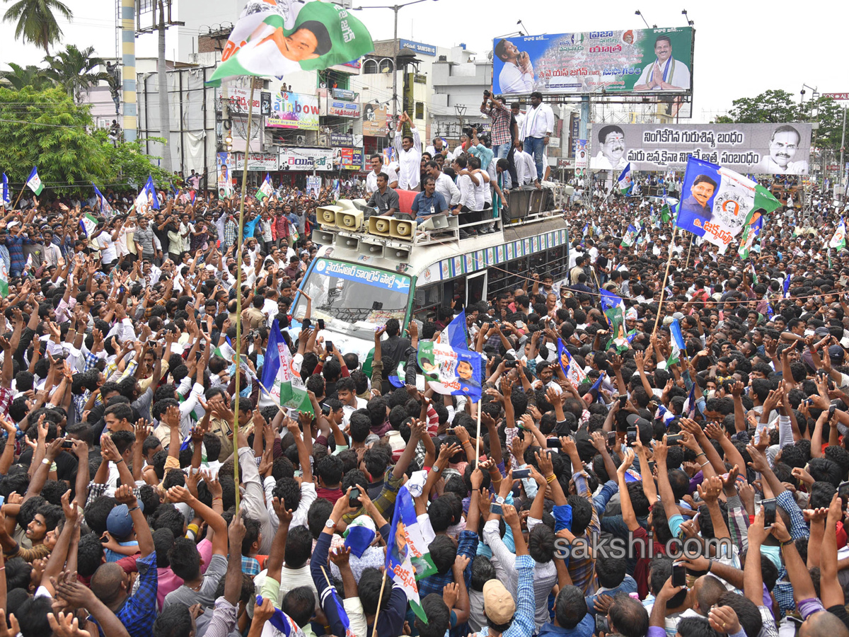 YS Jagan Padayatra On Rajahmundry Bridge Photo Gallery - Sakshi34