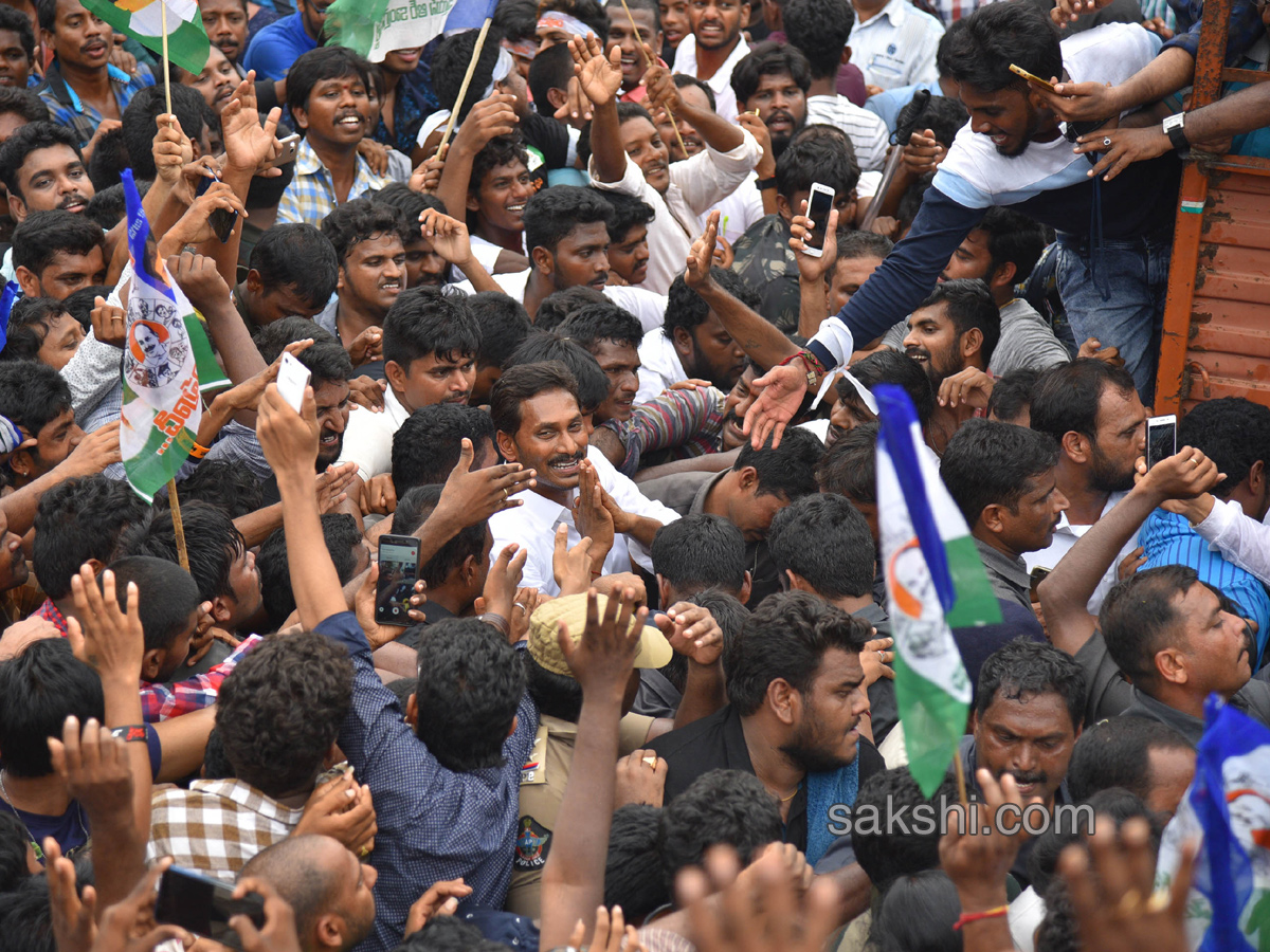 YS Jagan Padayatra On Rajahmundry Bridge Photo Gallery - Sakshi35