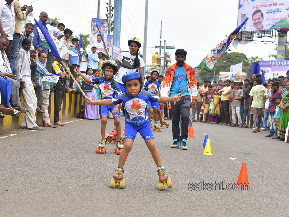 YS Jagan Padayatra On Rajahmundry Bridge Photo Gallery - Sakshi36