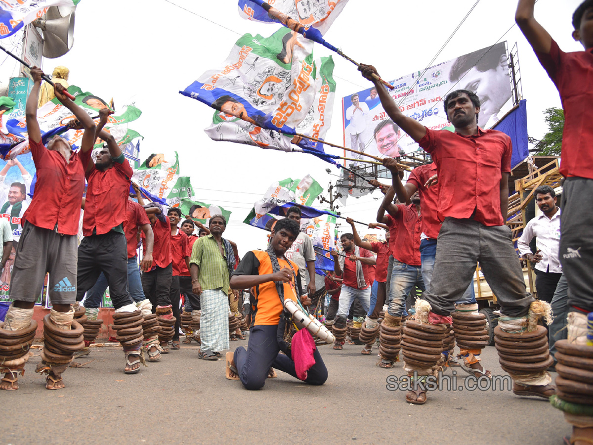 YS Jagan Padayatra On Rajahmundry Bridge Photo Gallery - Sakshi37