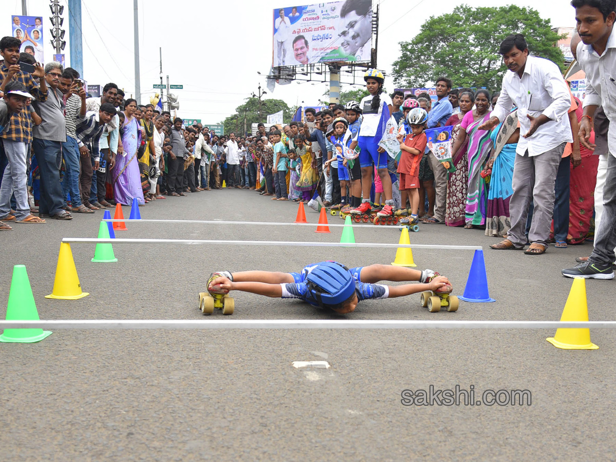 YS Jagan Padayatra On Rajahmundry Bridge Photo Gallery - Sakshi38