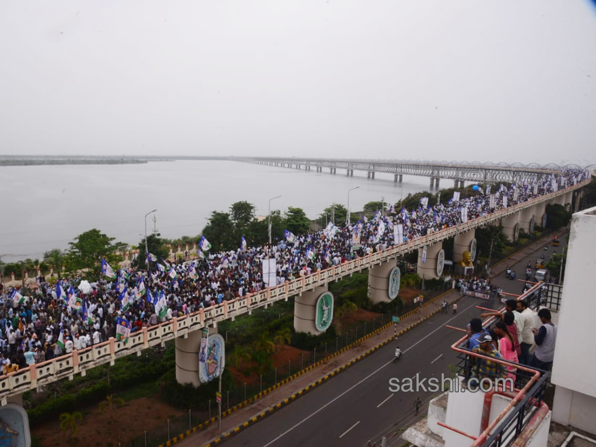 YS Jagan Padayatra On Rajahmundry Bridge Photo Gallery - Sakshi4