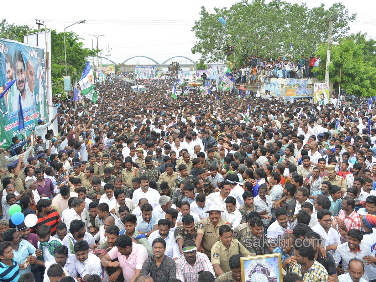 YS Jagan Padayatra On Rajahmundry Bridge Photo Gallery - Sakshi40