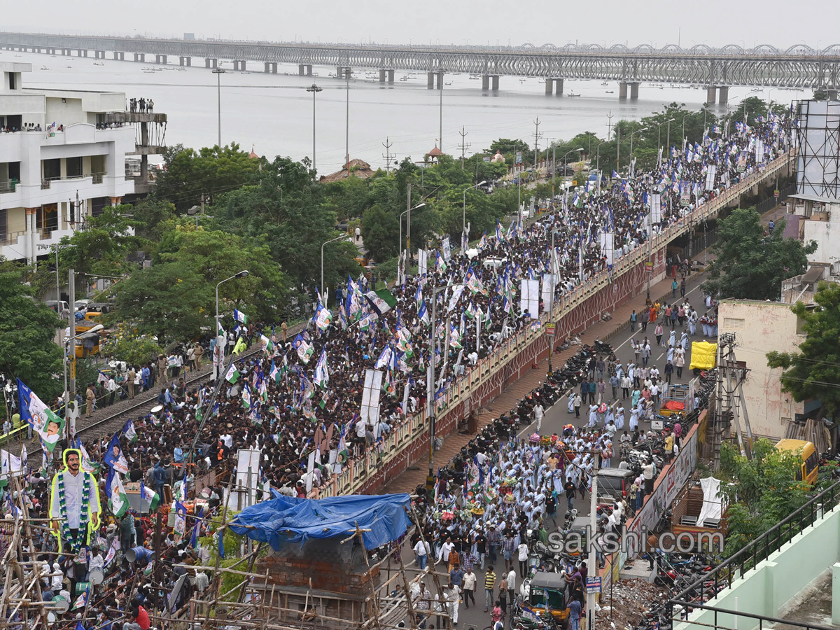 YS Jagan Padayatra On Rajahmundry Bridge Photo Gallery - Sakshi41