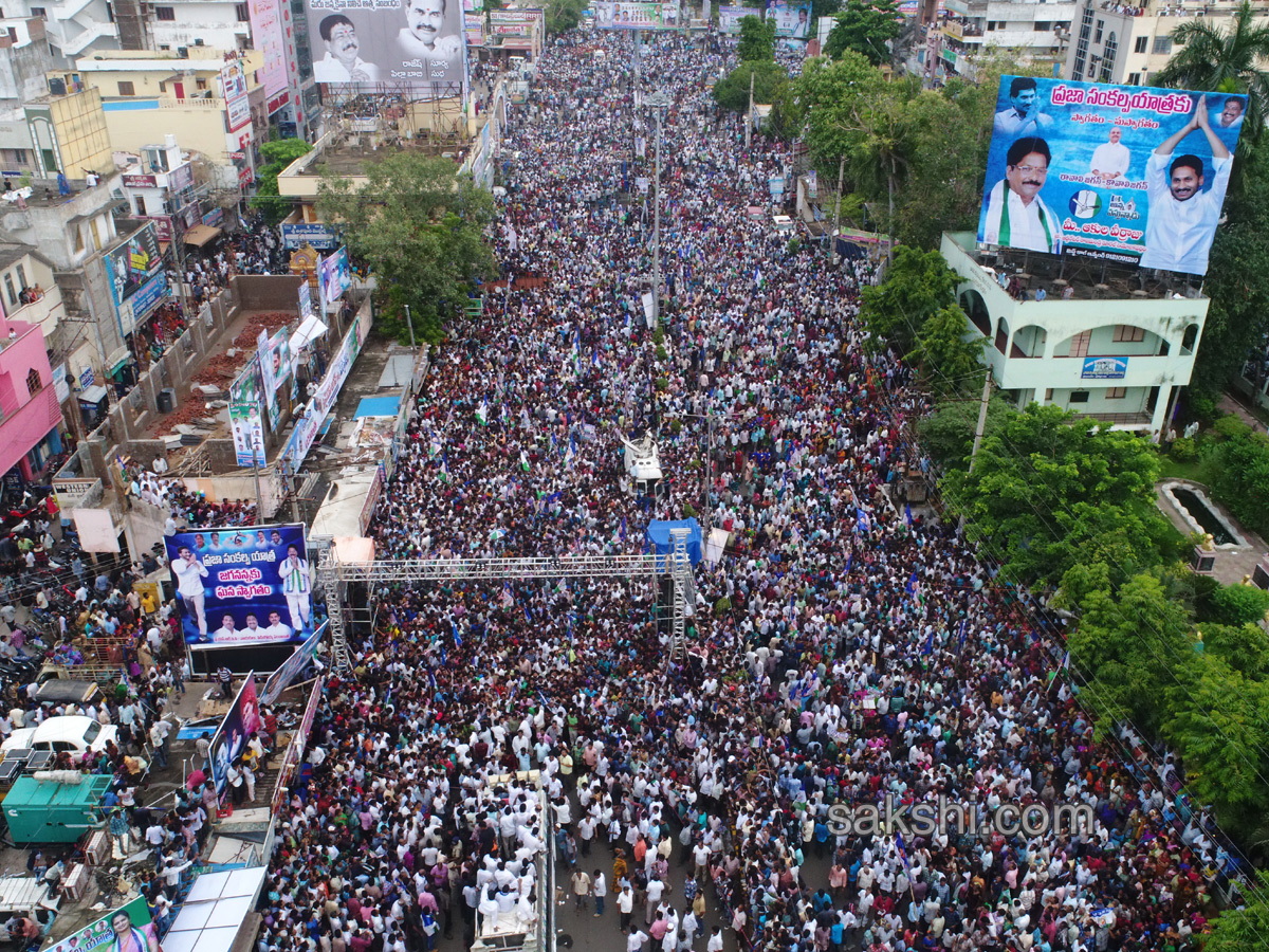 YS Jagan Padayatra On Rajahmundry Bridge Photo Gallery - Sakshi42