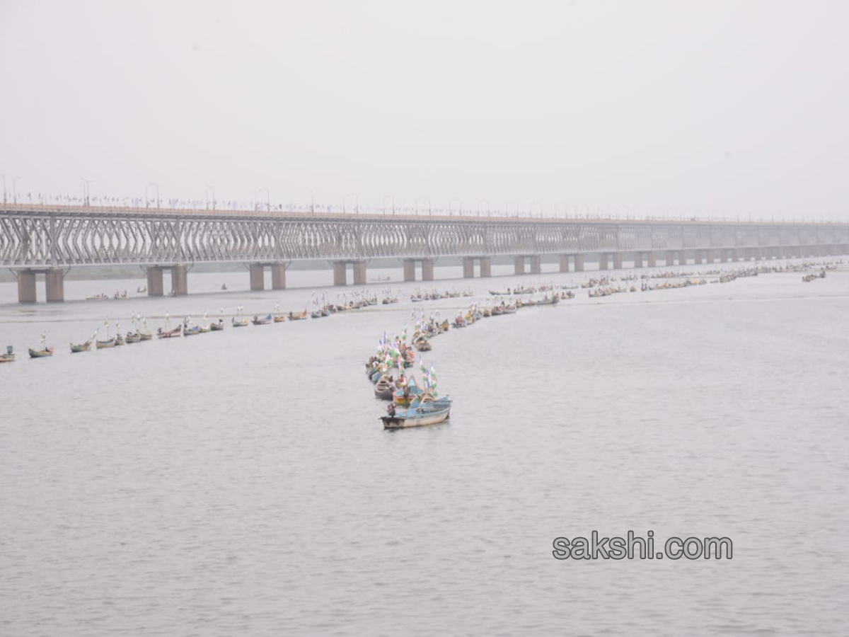 YS Jagan Padayatra On Rajahmundry Bridge Photo Gallery - Sakshi5