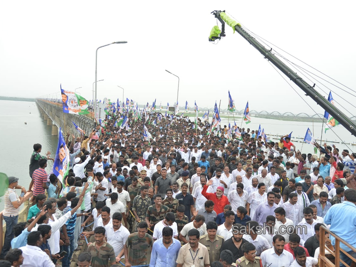 YS Jagan Padayatra On Rajahmundry Bridge Photo Gallery - Sakshi6