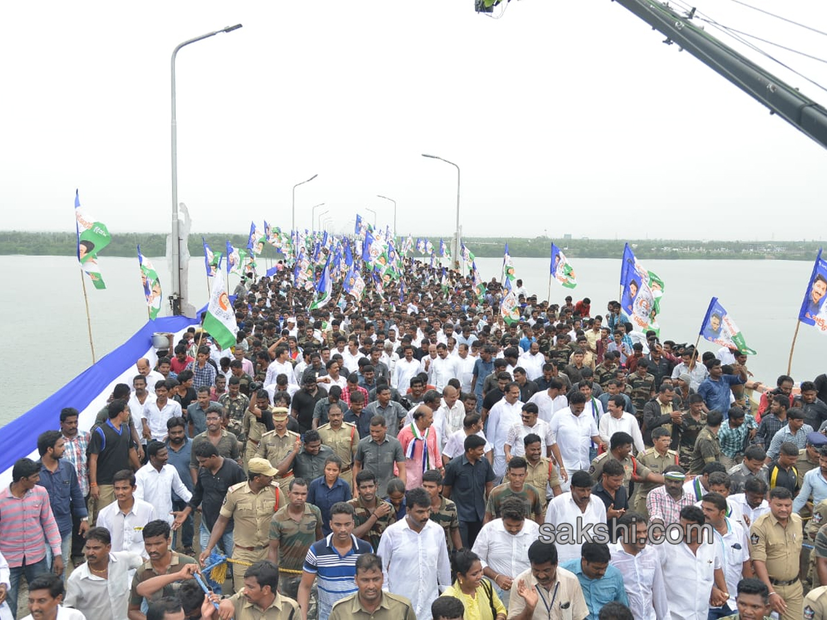 YS Jagan Padayatra On Rajahmundry Bridge Photo Gallery - Sakshi7