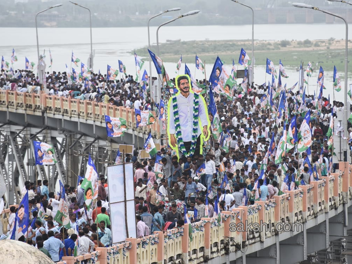 YS Jagan Padayatra On Rajahmundry Bridge Photo Gallery - Sakshi8