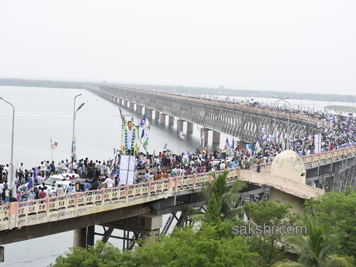 YS Jagan Padayatra On Rajahmundry Bridge Photo Gallery - Sakshi9