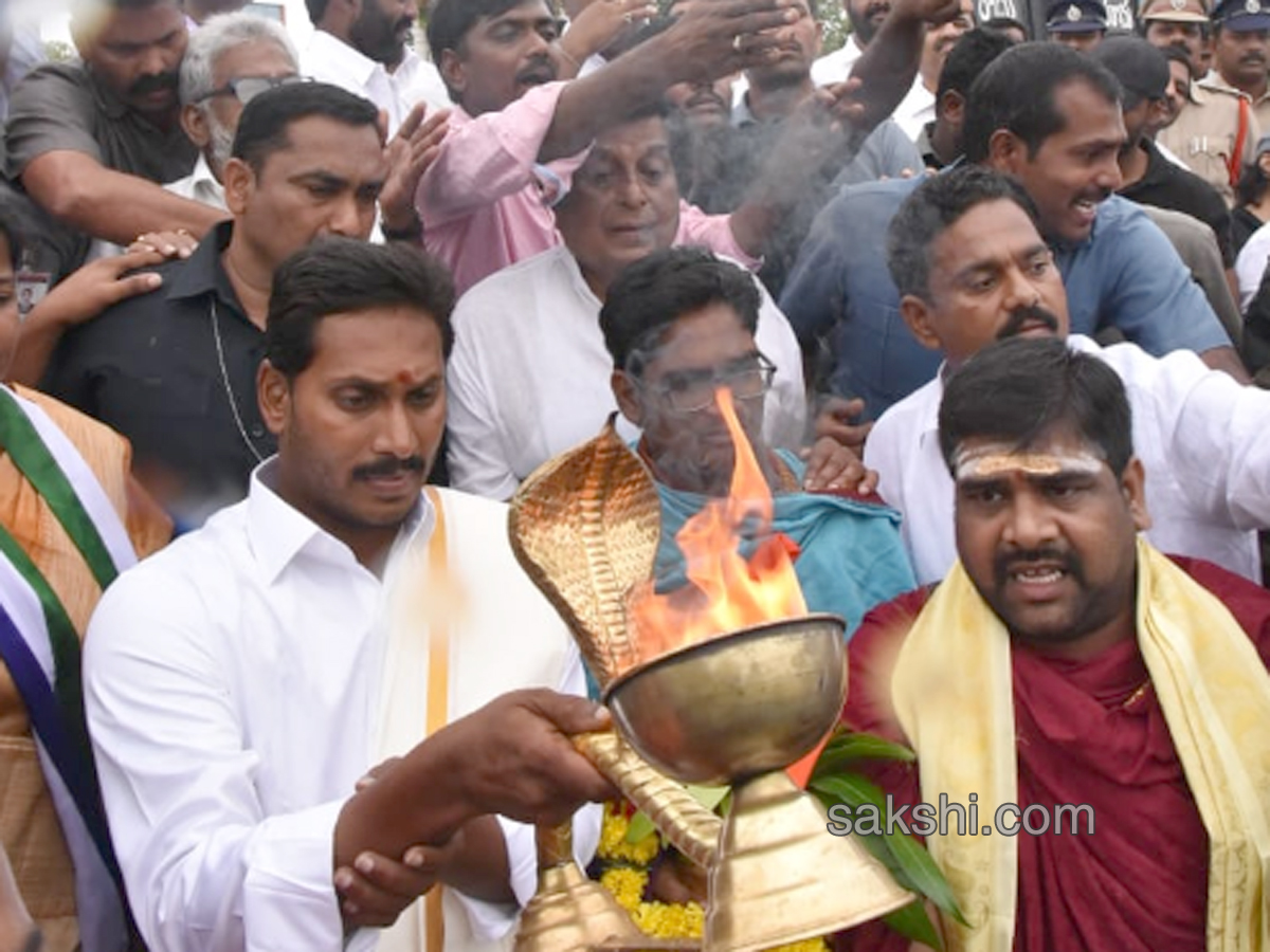 Ys Jagan Mohan Reddy Worship Kovvuru Gospada Temple Photo Gallery  - Sakshi1