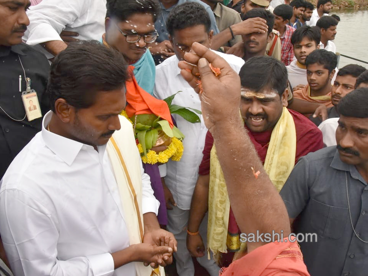 Ys Jagan Mohan Reddy Worship Kovvuru Gospada Temple Photo Gallery  - Sakshi2