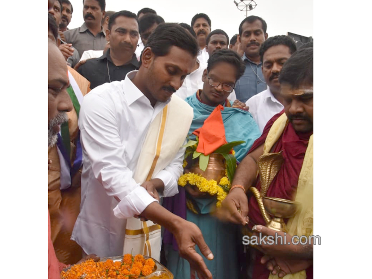 Ys Jagan Mohan Reddy Worship Kovvuru Gospada Temple Photo Gallery  - Sakshi4