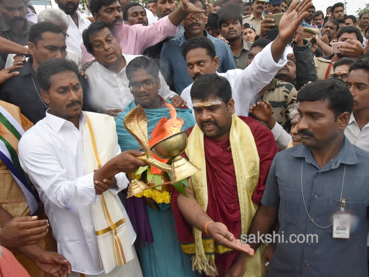 Ys Jagan Mohan Reddy Worship Kovvuru Gospada Temple Photo Gallery  - Sakshi5