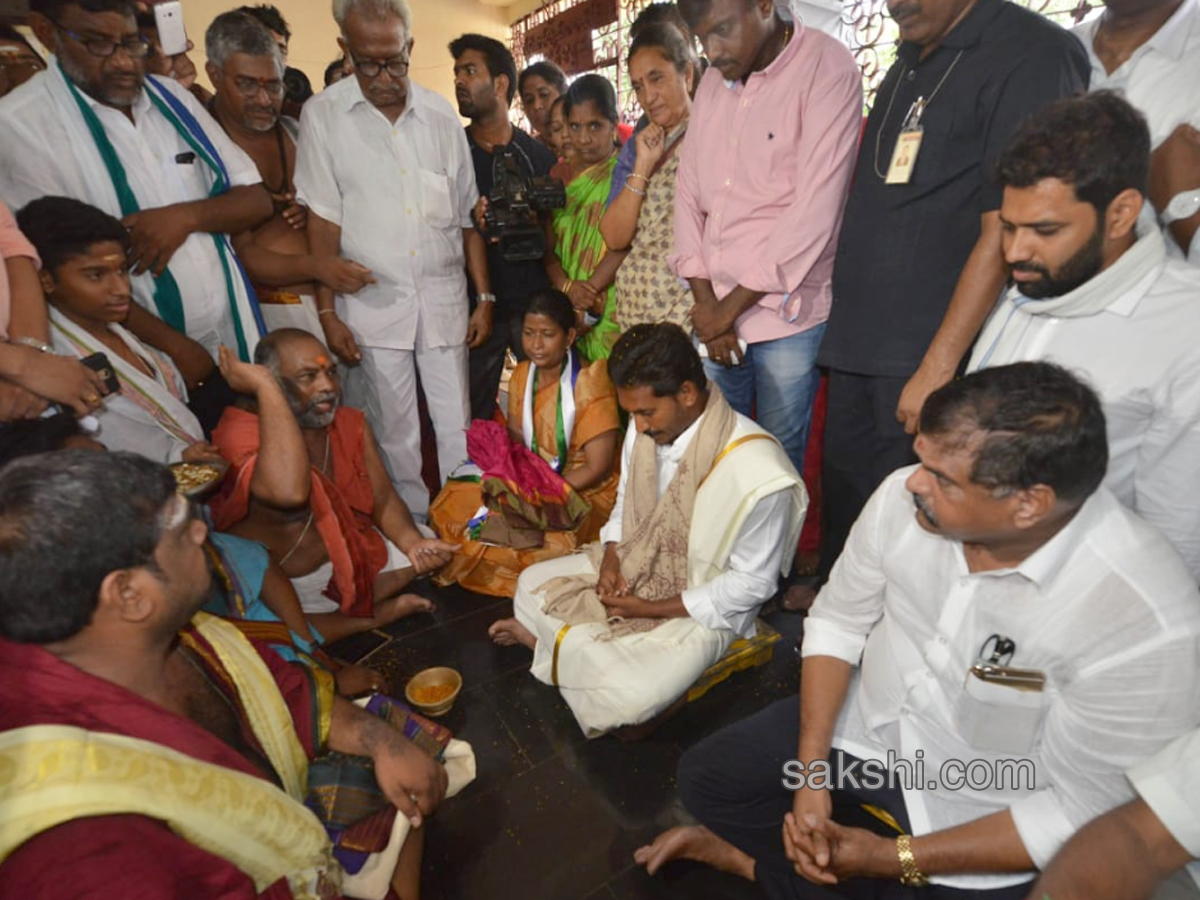 Ys Jagan Mohan Reddy Worship Kovvuru Gospada Temple Photo Gallery  - Sakshi6