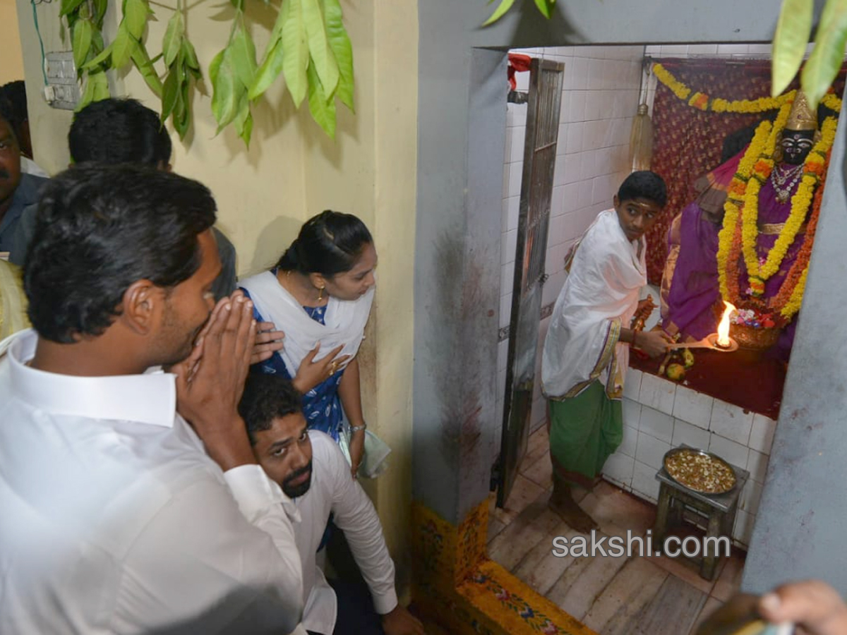 Ys Jagan Mohan Reddy Worship Kovvuru Gospada Temple Photo Gallery  - Sakshi7