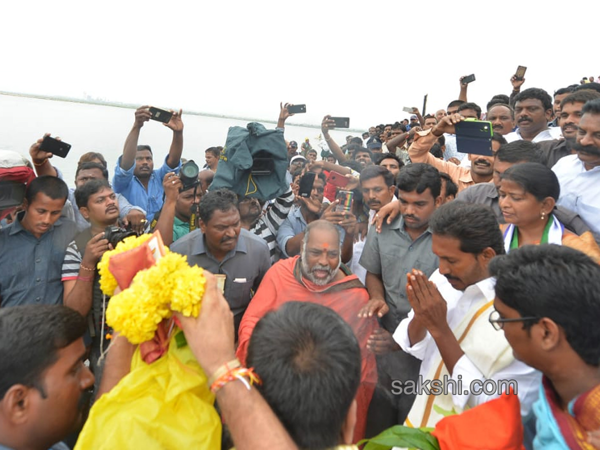 Ys Jagan Mohan Reddy Worship Kovvuru Gospada Temple Photo Gallery  - Sakshi8