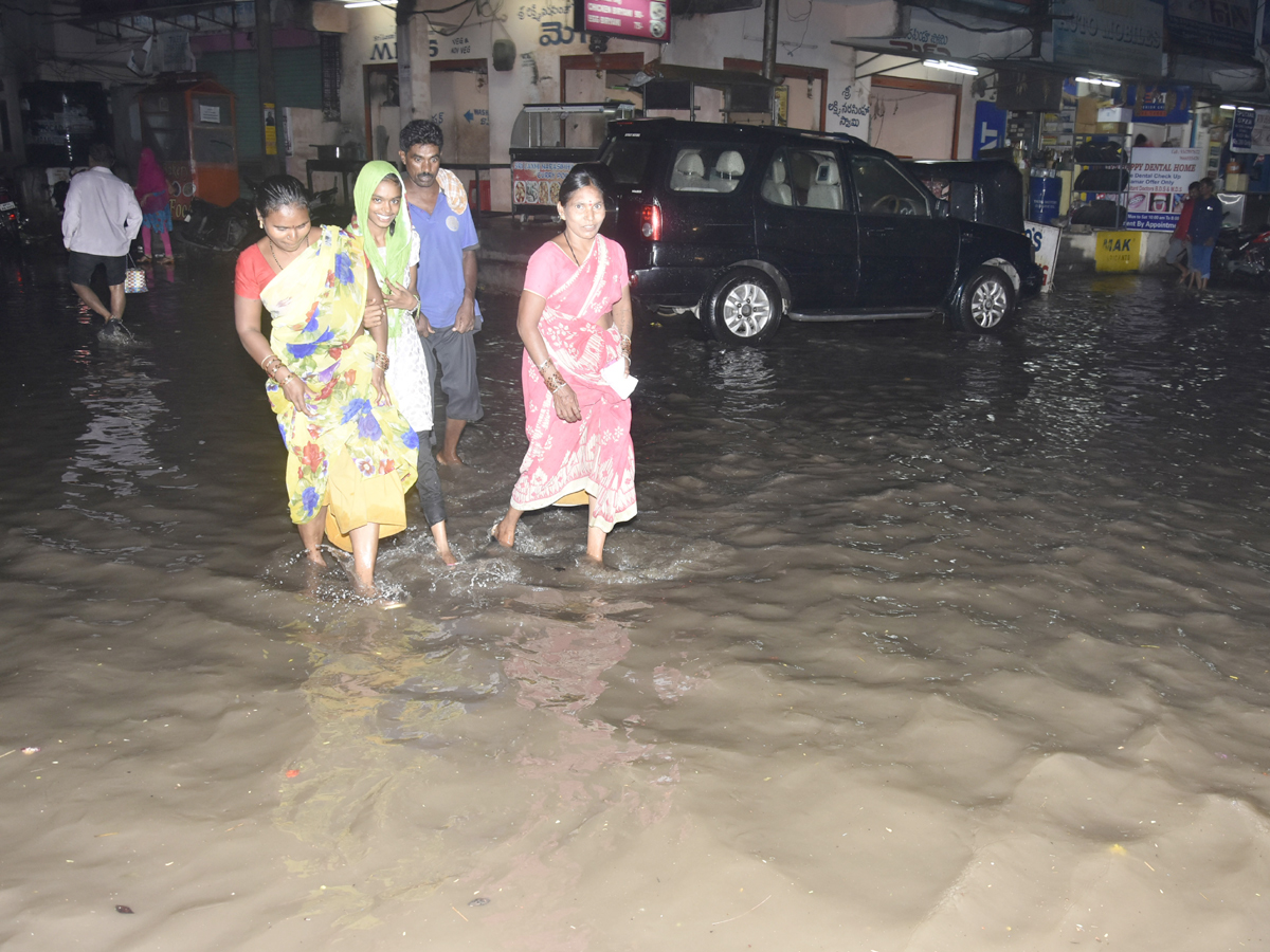 Heavy Rains in Hyderabad Photo Gallery - Sakshi12