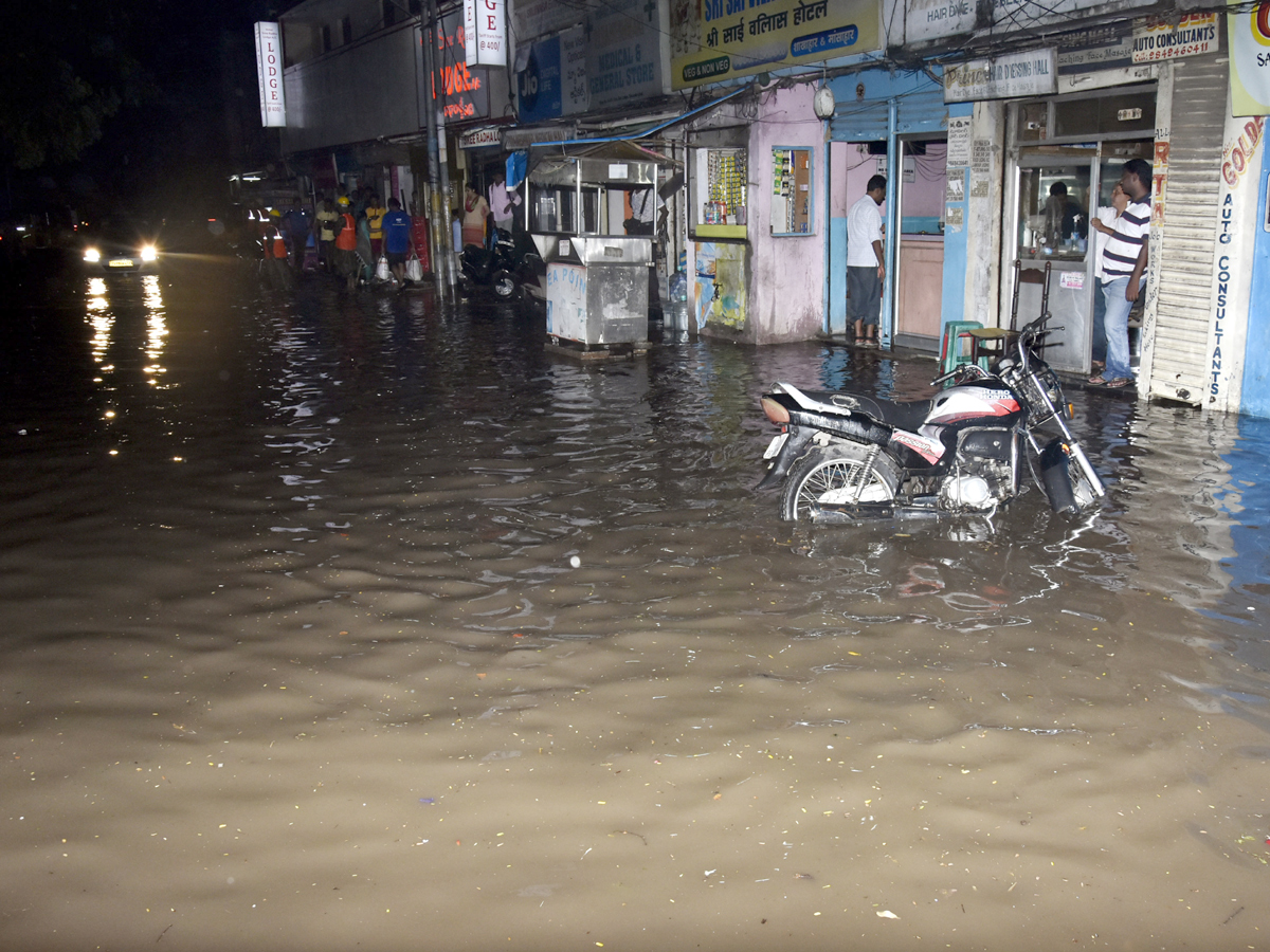 Heavy Rains in Hyderabad Photo Gallery - Sakshi14