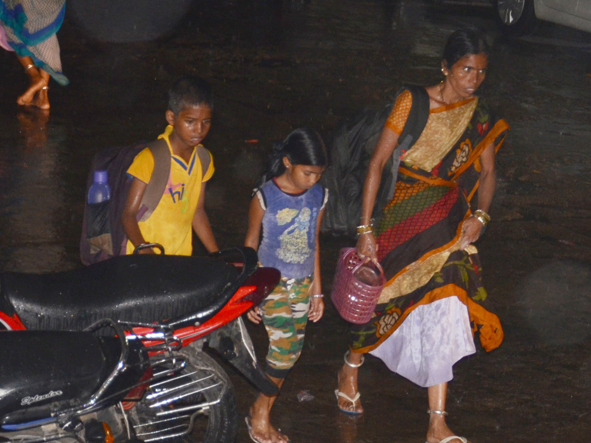 Heavy Rains in Hyderabad Photo Gallery - Sakshi10