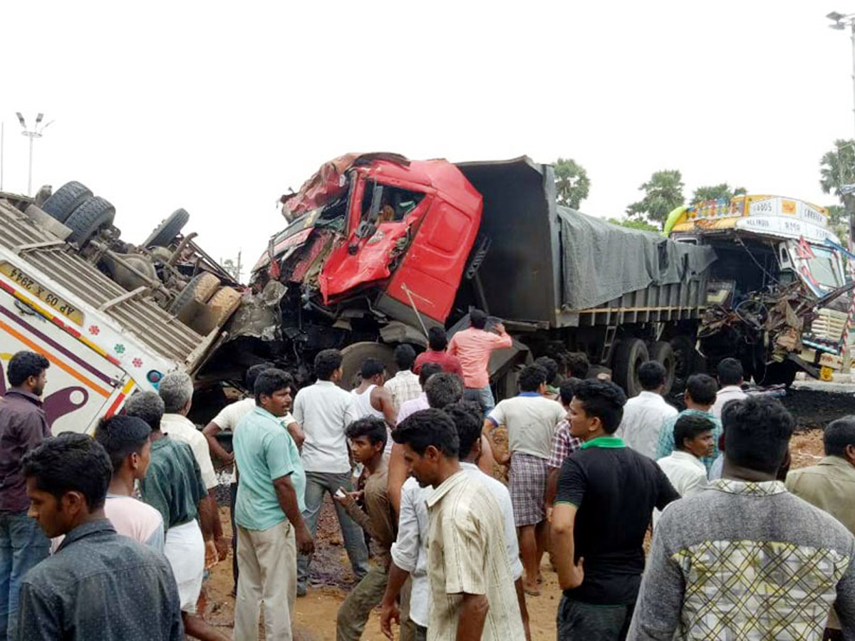 Truck Hits Bus in Vizianagaram Photo Gallery - Sakshi1