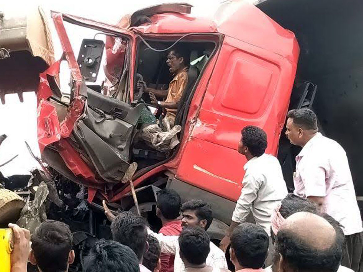 Truck Hits Bus in Vizianagaram Photo Gallery - Sakshi3