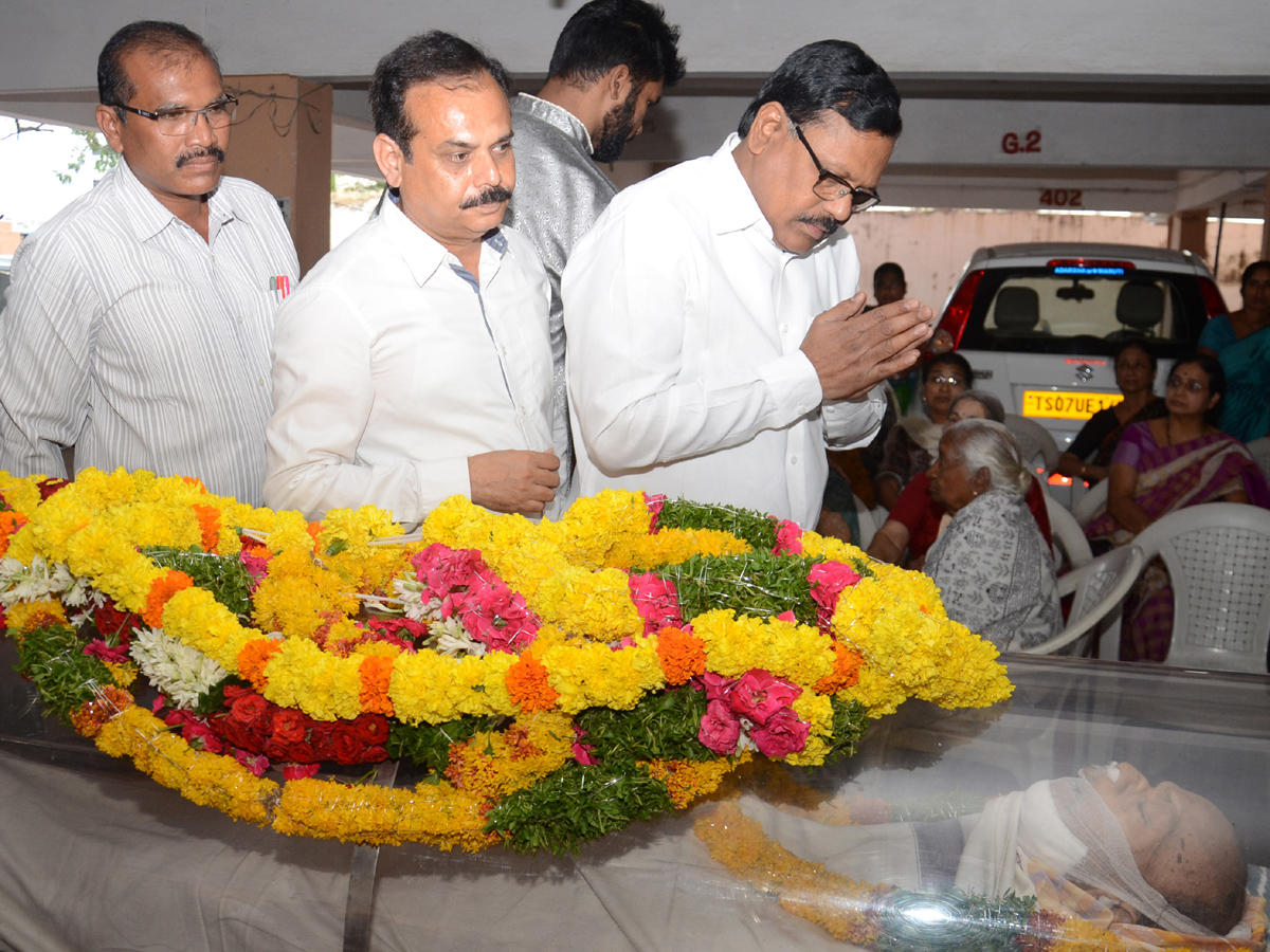 Political Leaders Pay Tributes To Professor Keshav Rao Jadhav Photo Gallery - Sakshi12