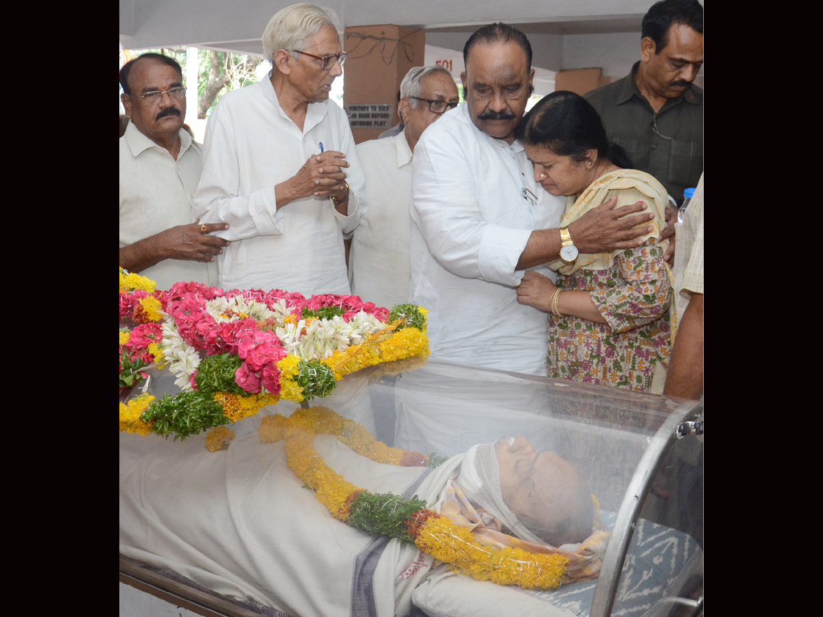 Political Leaders Pay Tributes To Professor Keshav Rao Jadhav Photo Gallery - Sakshi1