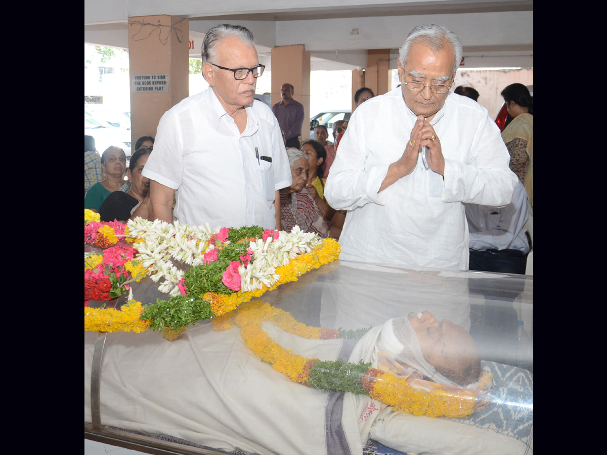 Political Leaders Pay Tributes To Professor Keshav Rao Jadhav Photo Gallery - Sakshi15