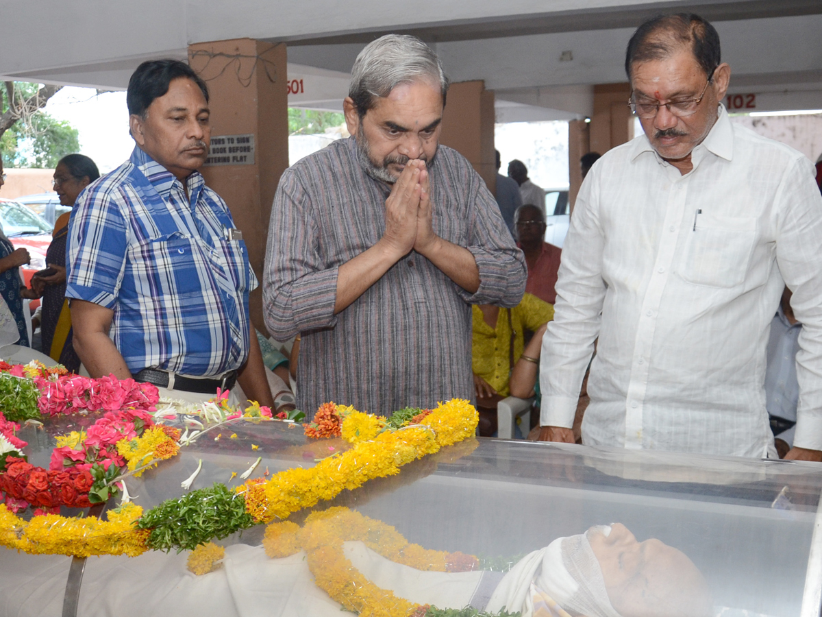 Political Leaders Pay Tributes To Professor Keshav Rao Jadhav Photo Gallery - Sakshi16